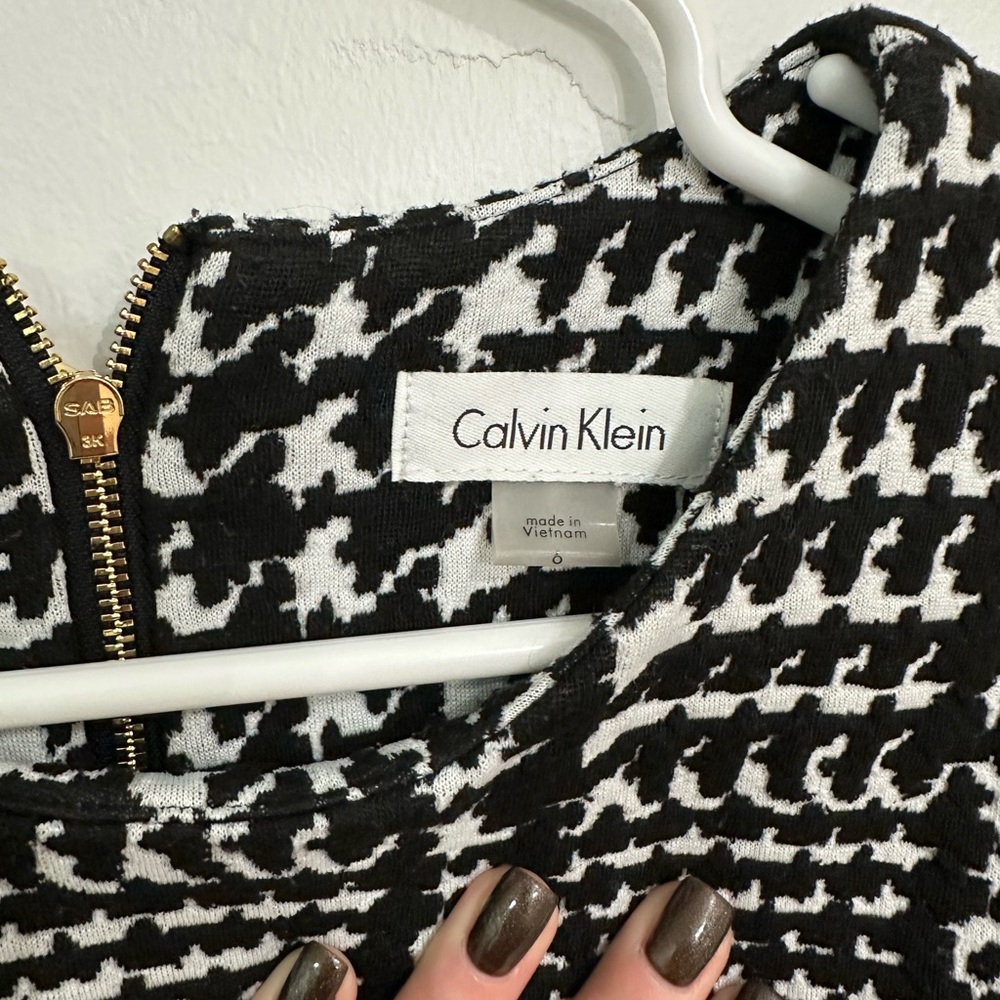 Calvin Klein. Size 6. Black and white. Knee length - Picture 6 of 6